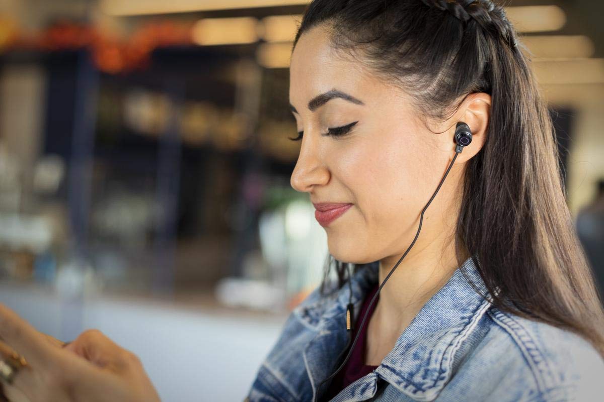 Como usar fones intra-auriculares