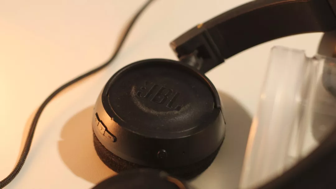 Do que é feito o fone de ouvido